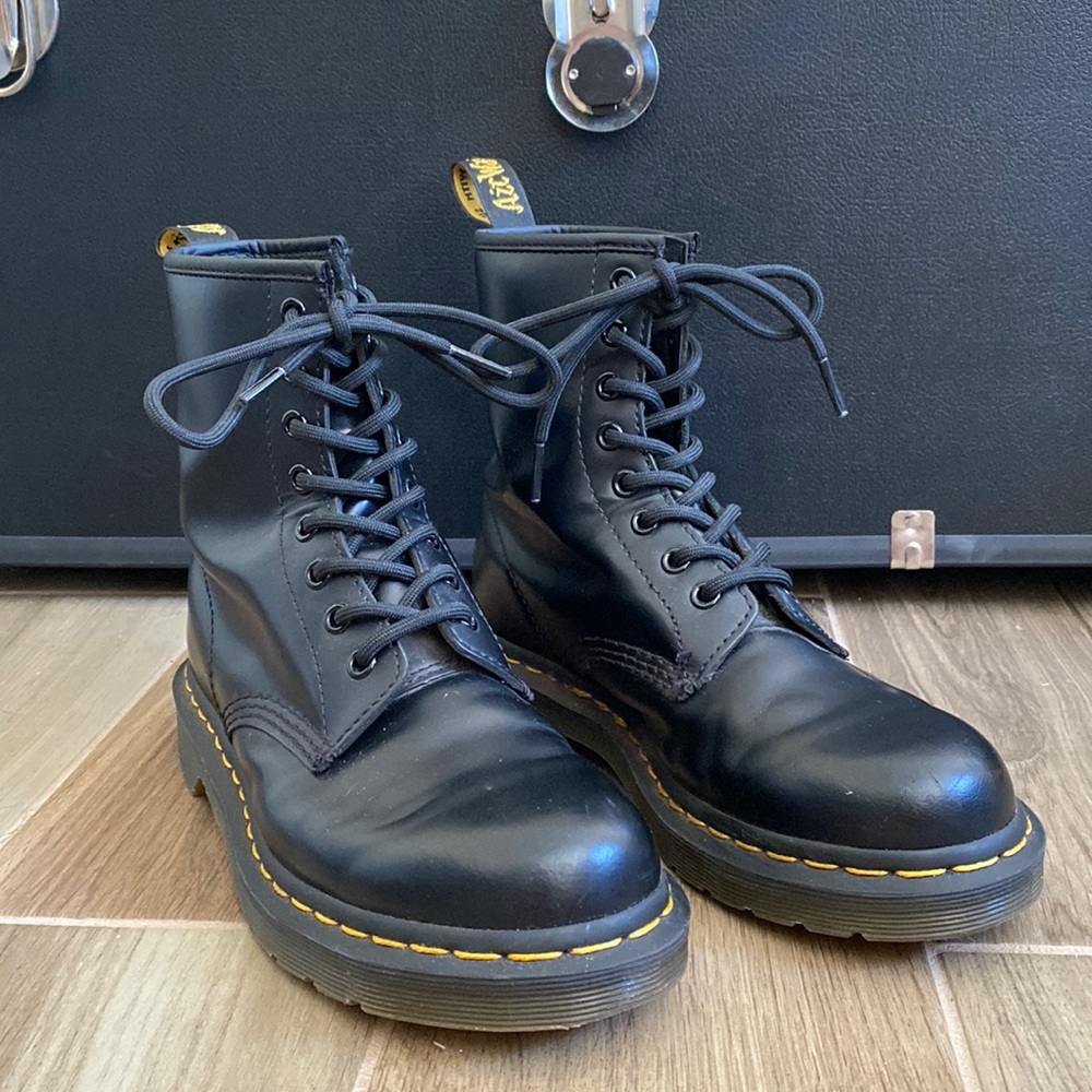 1460 Women’s Smooth Leather Lace Up Boots